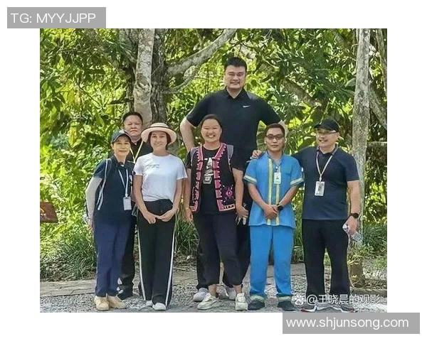 姚明与兰多夫巅峰对决回顾：两位巨星的篮球传奇之战