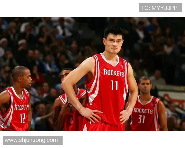 姚明高大身影展现篮球巨星风范的经典瞬间